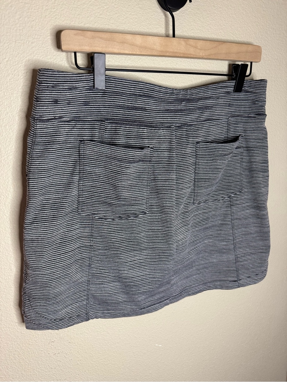 Athleta Gray White Striped Athletic Skort Built In Shorts Zip Pockets Size M - Picture 2 of 7